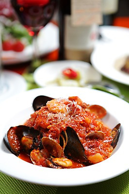 포토 JPG 그릇 접시 음식 와인잔 조개 잔 파스타 서양음식 스파게티 사람없음 아웃포커스 컵 와인 해물요리 면류 면 해산물 피클 홍합 해물스파게티 토마토스파게티 홍합스파게티 국내포토 식기 술잔 어패류 주류 촬영기법 절임 파일형식