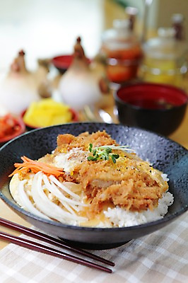 포토 JPG 그릇 접시 음식 젓가락 밥 반찬 양파 김치 사람없음 아웃포커스 당근 튀김 식탁보 대접 돈가스 덮밥 국 단무지 무순 장국 돈부리 일본음식 국내포토 식기 한식 채소 뿌리채소 촬영기법 수저 커틀릿 새싹채소 파일형식