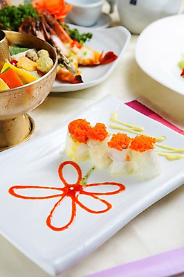 포토 JPG 한국문화 한국전통 전통 그릇 접시 한식 음식 새우 사람없음 아웃포커스 장식 전통음식 새우튀김 날치알 궁중음식 말이 신선로 국내포토 동양문화 식기 한국 촬영기법 갑각류 알 튀김 파일형식