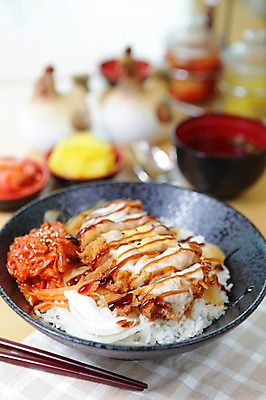 포토 JPG 그릇 접시 음식 젓가락 밥 반찬 양파 김치 사람없음 아웃포커스 당근 튀김 식탁보 대접 돈가스 덮밥 국 단무지 장국 돈부리 일본음식 국내포토 식기 한식 채소 뿌리채소 촬영기법 수저 커틀릿 파일형식