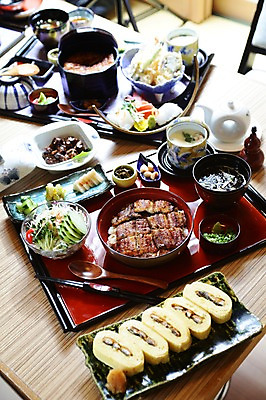 포토 JPG 그릇 접시 젓가락 반찬 쟁반 사람없음 숟가락 장어 계란말이 장국 장어덮밥 일본음식 국내포토 식기 음식 수저 어류 계란요리 덮밥 국 파일형식