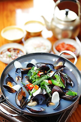 포토 JPG 그릇 접시 한식 술잔 주전자 반찬 사람없음 아웃포커스 해물요리 냄비 해산물 안주 홍합 막걸리 홍합탕 국내포토 식기 음식 주방용품 어패류 잔 주류 촬영기법 솥 탕 파일형식