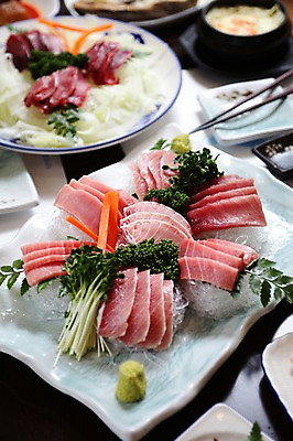 포토 JPG 그릇 접시 음식 채소 젓가락 파슬리 어류 사람없음 아웃포커스 장식 당근 초밥 생선회 회 고추냉이 참치 머스터드 무순 참치회 일본음식 국내포토 식기 뿌리채소 촬영기법 수저 수중동물 양념 소스_음식 새싹채소 파일형식