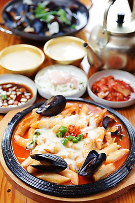 포토 JPG 그릇 접시 한식 음식 술잔 고추 주전자 반찬 조개 김치 치즈 떡 사람없음 아웃포커스 샐러드 대접 사발 냄비 떡볶이 안주 철판 간장 홍합 막걸리 해물떡볶이 치즈떡볶이 국내포토 식기 채소 주방용품 어패류 잔 유제품 주류 촬영기법 양념 사기그릇 솥 분식 파일형식