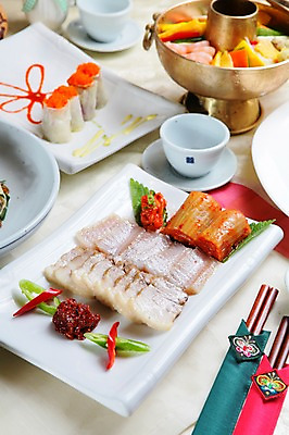 포토 JPG 한국문화 한국전통 전통 그릇 접시 한식 채소 젓가락 고추 김치 잔 육류 돼지고기 사람없음 아웃포커스 장식 컵 전통음식 생선회 양념 깻잎 궁중음식 삼합 수육 신선로 홍어 홍어회 홍탁삼합 국내포토 동양문화 식기 음식 식재료 한국 촬영기법 수저 어류 회 파일형식