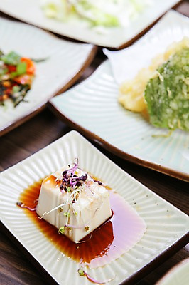 포토 JPG 그릇 접시 한식 음식 채소 사람없음 아웃포커스 튀김 두부 연두부 국내포토 식기 촬영기법 파일형식