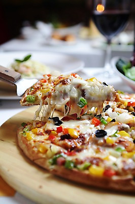 포토 JPG 음식 와인잔 피자 서양음식 사람없음 아웃포커스 레스토랑 와인 나이프 피자칼 국내포토 식기 술잔 주방용품 주류 패스트푸드 촬영기법 식당 칼 파일형식