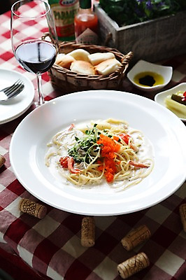 포토 JPG 그릇 접시 화분 음식 빵 포크 와인잔 식탁 탁자 잔 주류 파스타 서양음식 스파게티 사람없음 아웃포커스 컵 바구니 레스토랑 와인 숟가락 면류 면 피클 무순 코르크 날치알 크림스파게티 국내포토 식기 음료 가구 술잔 촬영기법 수저 식당 알 새싹채소 절임 파일형식