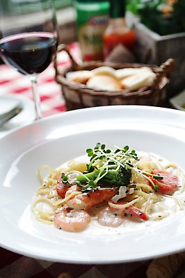 포토 JPG 그릇 접시 음식 빵 와인잔 식탁 탁자 잔 새우 주류 파스타 서양음식 스파게티 사람없음 아웃포커스 컵 바구니 레스토랑 와인 면류 면 브로콜리 무순 코르크 크림스파게티 국내포토 식기 음료 가구 채소 술잔 촬영기법 갑각류 식당 새싹채소 파일형식