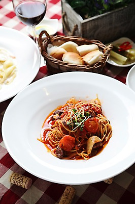 포토 JPG 그릇 접시 화분 음식 빵 와인잔 방울토마토 식탁 탁자 잔 주류 파스타 서양음식 스파게티 사람없음 아웃포커스 컵 바구니 레스토랑 와인 면류 면 피클 무순 코르크 토마토스파게티 국내포토 식기 음료 가구 토마토 술잔 촬영기법 식당 새싹채소 절임 파일형식