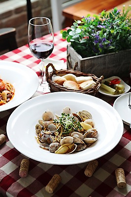 포토 JPG 그릇 접시 화분 음식 빵 와인잔 식탁 탁자 조개 잔 주류 파스타 서양음식 스파게티 사람없음 컵 바구니 레스토랑 와인 해물요리 면류 면 해산물 피클 무순 코르크 해물스파게티 국내포토 식기 음료 가구 술잔 어패류 식당 새싹채소 절임 파일형식