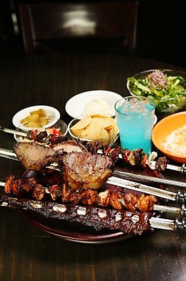 포토 JPG 그릇 접시 음료 음식 채소 잔 서양음식 육류 돼지고기 사람없음 아웃포커스 컵 샐러드 꼬치 바비큐 구이 피클 꼬치구이 나초 국내포토 식기 식재료 촬영기법 절임 파일형식