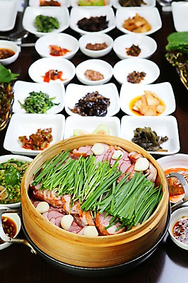 포토 JPG 그릇 접시 한식 음식 채소 반찬 양파 김치 오이 마늘 육류 사람없음 아웃포커스 나물 부추 오리고기 찜기 훈제 훈제오리 국내포토 식기 식재료 주방용품 오리 촬영기법 파일형식