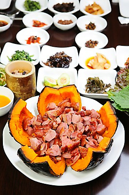 포토 JPG 그릇 접시 한식 음식 채소 호박 밥 반찬 양파 김치 오이 육류 사람없음 아웃포커스 상추 나물 깻잎 오리고기 훈제 죽통밥 훈제오리 국내포토 식기 식재료 오리 촬영기법 파일형식