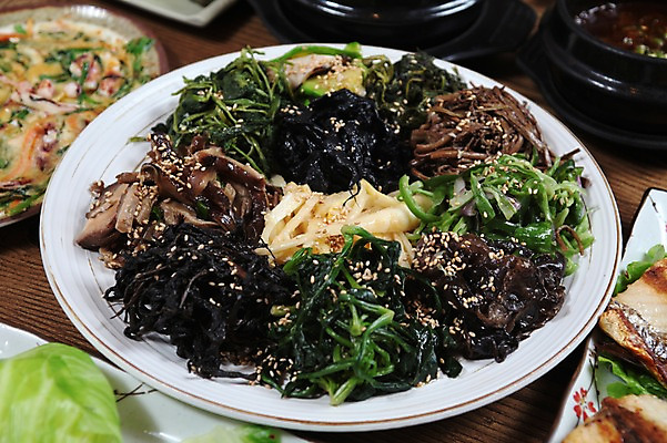 포토 JPG 그릇 접시 한식 음식 채소 사람없음 아웃포커스 버섯 뚝배기 나물 부침개 시금치 고사리 도라지 국내포토 식기 촬영기법 파일형식