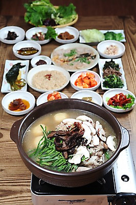 포토 JPG 한식 채소 고추 반찬 김치 감자 사람없음 아웃포커스 닭고기 버섯 냄비 상추 전 깍두기 탕 쌈 나물 대추 부침개 부추 백숙 옻닭 국내포토 음식 촬영기법 육류 솥 파일형식