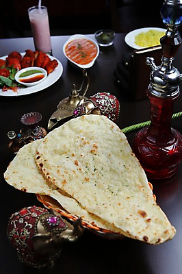 포토 JPG 그릇 접시 음료 음식 빵 사람없음 아웃포커스 장식 레스토랑 난 인도 굽기 반죽 밀가루 인도음식 동남아음식 국내포토 식기 아시아 촬영기법 식당 가루 구이 동양음식 파일형식