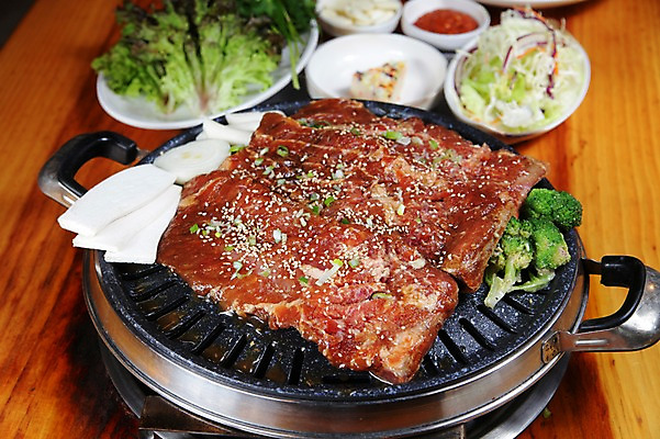 포토 JPG 그릇 접시 한식 채소 양파 마늘 사람없음 아웃포커스 버섯 샐러드 상추 브로콜리 갈비 쌈장 불판 칼집 양념갈비 갈비구이 나무탁자 국내포토 식기 음식 탁자 촬영기법 육류 양념 구이 파일형식