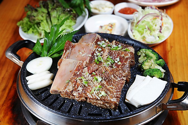 포토 JPG 그릇 접시 한식 채소 양파 마늘 육류 사람없음 아웃포커스 버섯 샐러드 상추 브로콜리 쌈장 불판 칼집 양념갈비 갈비구이 나무탁자 국내포토 식기 음식 식재료 탁자 촬영기법 양념 구이 갈비 파일형식