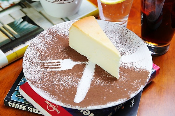 포토 JPG 그릇 접시 음료 음식 포크 디저트 잔 사람없음 책 컵 케이크 초콜릿 빵집 나이프 치즈케이크 국내포토 식기 상점 칼 파일형식