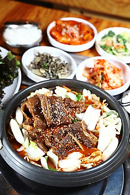 포토 JPG 그릇 접시 한식 음식 채소 밥 반찬 김치 떡 사람없음 아웃포커스 냄비 전골 매운탕 국내포토 식기 촬영기법 솥 탕 파일형식