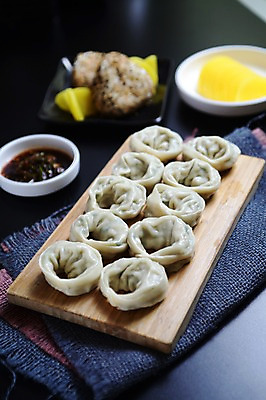 포토 JPG 그릇 접시 한식 음식 밥 사람없음 아웃포커스 천 만두 단무지 간장 찐만두 주먹밥 국내포토 식기 촬영기법 직물 양념 파일형식