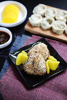 포토 JPG 그릇 접시 한식 음식 밥 사람없음 아웃포커스 분식 천 만두 단무지 간장 깨 찐만두 주먹밥 국내포토 식기 식재료 촬영기법 직물 양념 조미료 파일형식