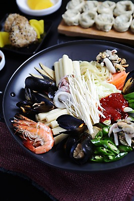 포토 JPG 한식 음식 채소 고추 조개 새우 떡 사람없음 아웃포커스 버섯 해물요리 면류 면 고추장 냄비 어묵 해산물 오징어 만두 단무지 홍합 팽이버섯 파 해물떡볶이 국내포토 어패류 연체동물 촬영기법 갑각류 수중동물 양념 솥 떡볶이 파일형식