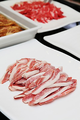 포토 JPG 그릇 접시 식재료 생고기 육류 사람없음 아웃포커스 삼겹살 뷔페 양념고기 국내포토 식기 촬영기법 돼지고기 파일형식