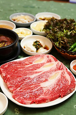 포토 JPG 그릇 접시 음식 채소 식재료 고추 반찬 마늘 생고기 육류 사람없음 아웃포커스 소고기 뚝배기 쌈 순두부 국내포토 식기 촬영기법 파일형식