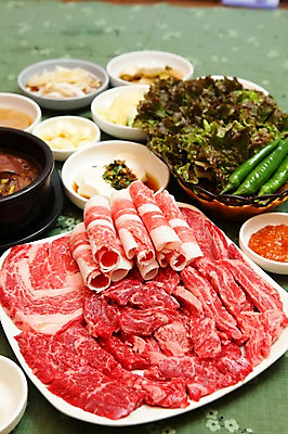 포토 JPG 그릇 접시 음식 채소 식재료 고추 반찬 마늘 생고기 육류 사람없음 아웃포커스 소고기 뚝배기 쌈 순두부 국내포토 식기 촬영기법 파일형식