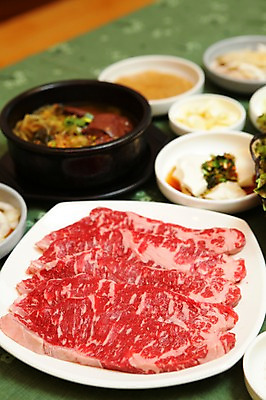 포토 JPG 그릇 접시 음식 식재료 반찬 생고기 육류 사람없음 아웃포커스 소고기 뚝배기 순두부 국내포토 식기 촬영기법 파일형식