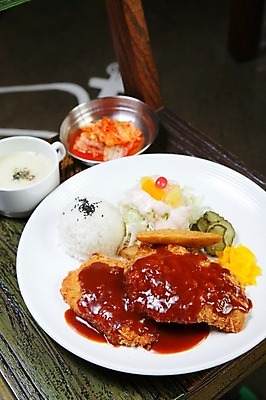 포토 JPG 그릇 접시 한식 음식 채소 밥 반찬 김치 감자 육류 사람없음 아웃포커스 샐러드 튀김 수프 돈가스 피클 단무지 국내포토 식기 식재료 촬영기법 커틀릿 절임 파일형식