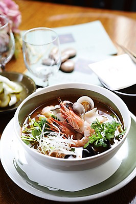 포토 JPG 그릇 접시 음식 채소 와인잔 조개 잔 새우 사람없음 아웃포커스 컵 해물요리 돌_바위 면류 면 해산물 피클 우동 파 쑥갓 해물우동 일본음식 국내포토 식기 술잔 어패류 촬영기법 갑각류 절임 파일형식