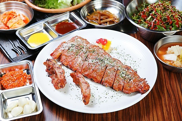 포토 JPG 그릇 접시 한식 음식 채소 반찬 김치 마늘 육류 사람없음 샐러드 상추 바비큐 쌈장 물김치 바비큐립 후르츠칵테일 국내포토 식기 과일 식재료 양념 파일형식