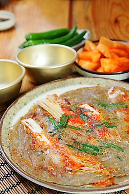 포토 JPG 그릇 접시 한식 음식 채소 술잔 고추 반찬 김치 잔 사람없음 아웃포커스 대접 사발 전 깍두기 안주 대나무발 부침개 김치전 국내포토 식기 촬영기법 사기그릇 파일형식