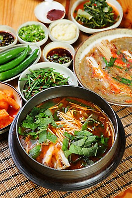 포토 JPG 그릇 접시 한식 채소 고추 김치 사람없음 아웃포커스 버섯 전 깍두기 뚝배기 탕 깻잎 간장 대나무발 팽이버섯 쌈장 부침개 부추 부추무침 국내포토 식기 음식 촬영기법 양념 무침 파일형식