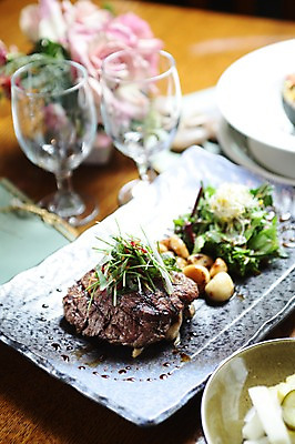 포토 JPG 그릇 접시 꽃 음식 채소 와인잔 잔 서양음식 마늘 육류 스테이크 사람없음 아웃포커스 장식 컵 레스토랑 샐러드 소고기 돌_바위 조약돌 피클 국내포토 식물 식기 술잔 식재료 촬영기법 식당 절임 파일형식