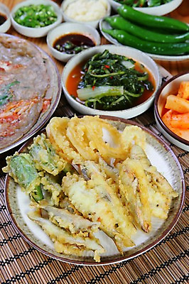 포토 JPG 그릇 접시 한식 음식 고추 반찬 김치 사람없음 아웃포커스 튀김 전 깍두기 간장 대나무발 부침개 고추튀김 생선튀김 오징어튀김 국내포토 식기 채소 촬영기법 양념 파일형식
