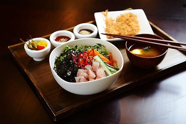 포토 JPG 그릇 접시 음식 채소 젓가락 고추 밥 오이 새우 쟁반 사람없음 아웃포커스 당근 회 튀김 돈가스 김 덮밥 국 단무지 새우튀김 장국 회덮밥 일본음식 국내포토 식기 뿌리채소 촬영기법 수저 갑각류 해조류 커틀릿 파일형식