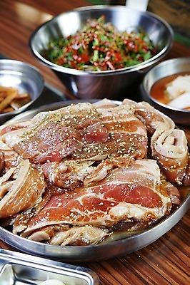 포토 JPG 그릇 접시 채소 반찬 생고기 돼지고기 사람없음 아웃포커스 깨 양념갈비 나무탁자 양념고기 파무침 국내포토 식기 음식 식재료 탁자 촬영기법 육류 조미료 갈비 무침 파일형식