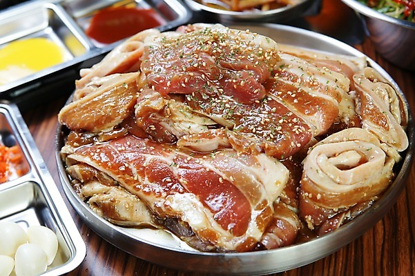 포토 JPG 그릇 접시 채소 반찬 마늘 돼지고기 사람없음 아웃포커스 양념 깨 양념갈비 나무탁자 양념고기 국내포토 식기 음식 식재료 탁자 촬영기법 육류 조미료 갈비 파일형식