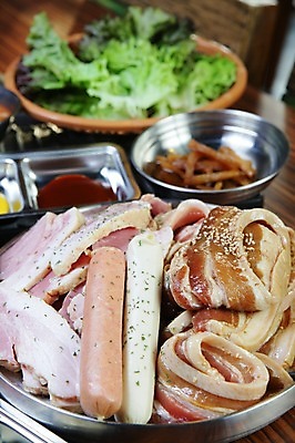 포토 JPG 그릇 접시 음식 채소 식재료 반찬 생고기 육류 돼지고기 사람없음 아웃포커스 소시지 상추 쌈 삼겹살 양념고기 국내포토 식기 촬영기법 가공식품 파일형식