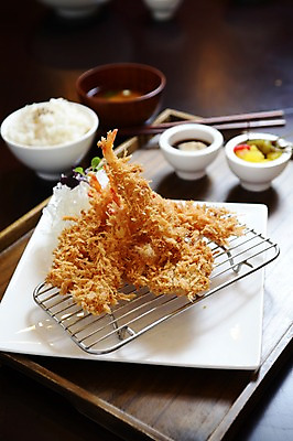 포토 JPG 그릇 접시 음식 젓가락 밥 새우 쟁반 사람없음 아웃포커스 해물요리 튀김 해산물 국 새우튀김 장국 일본음식 국내포토 식기 촬영기법 수저 갑각류 파일형식