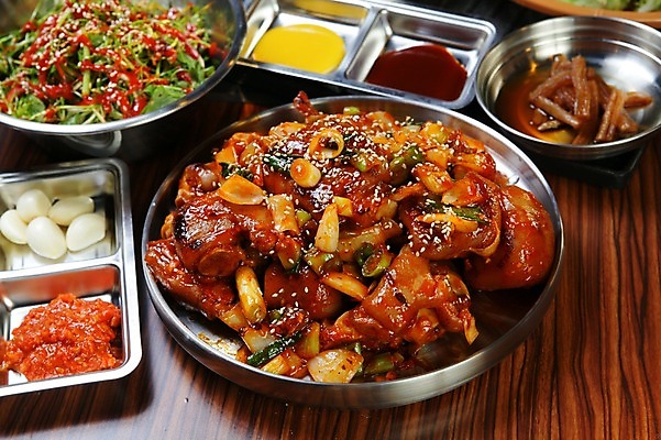포토 JPG 그릇 접시 한식 음식 채소 마늘 육류 사람없음 아웃포커스 샐러드 양념 찜 쌈장 파 국내포토 식기 식재료 촬영기법 파일형식