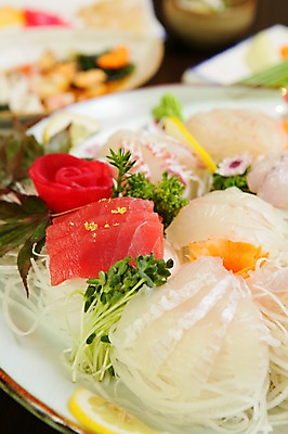 포토 JPG 그릇 접시 꽃 음식 채소 파슬리 어류 사람없음 아웃포커스 장식 초밥 생선회 회 레몬 무순 금가루 일본음식 국내포토 식물 식기 과일 촬영기법 수중동물 가루 새싹채소 파일형식