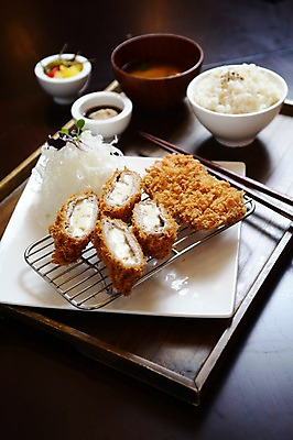 포토 JPG 그릇 접시 음식 채소 젓가락 밥 치즈 쟁반 육류 사람없음 아웃포커스 샐러드 튀김 돈가스 양배추 국 장국 치즈돈가스 일본음식 국내포토 식기 식재료 유제품 촬영기법 수저 커틀릿 파일형식