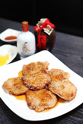 포토 JPG 그릇 접시 음식 술병 육류 사람없음 아웃포커스 중식 양념 단무지 깨 육전 국내포토 식기 식재료 병_용기 주류 촬영기법 조미료 전 파일형식