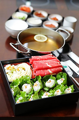 포토 JPG 그릇 접시 채소 밥 반찬 수저 생고기 육류 사람없음 아웃포커스 소고기 면류 면 냄비 상추 레몬 도시락 국물 주먹밥 샤브샤브 칼국수 육수 일본음식 국내포토 식기 한식 음식 과일 식재료 촬영기법 솥 국수 파일형식