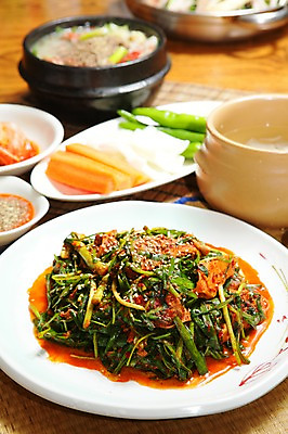 포토 JPG 그릇 접시 한식 음식 채소 고추 양파 김치 사람없음 아웃포커스 당근 뚝배기 무침 물김치 들깨 부추무침 국내포토 식기 뿌리채소 촬영기법 깨 파일형식